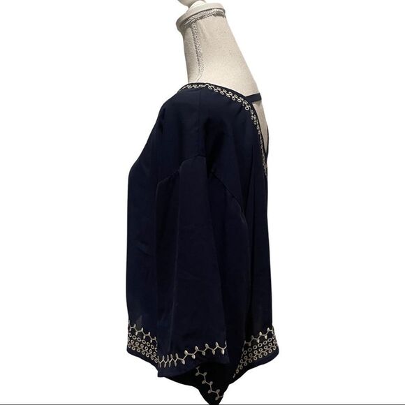 MONTEAU lightweight crop top w/ stitched designs and loose fit sleeves - Picture 7 of 8